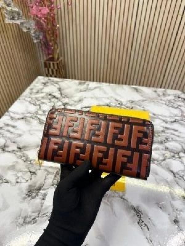 FEND_I PREMIUM WALLET 1017 no on box 3