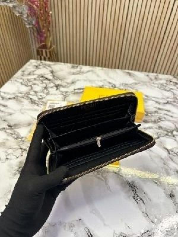 FEND_I PREMIUM WALLET 1017 no on box 3