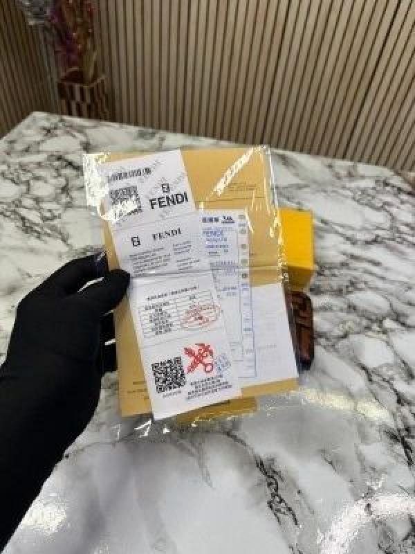 FEND_I PREMIUM WALLET 1017 no on box 3