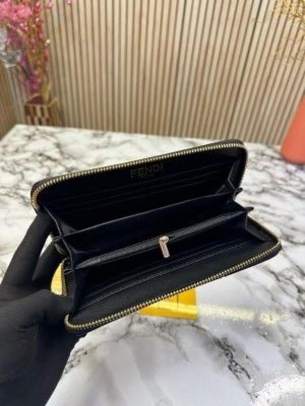 FEND_I PREMIUM WALLET 1017 no on box 3