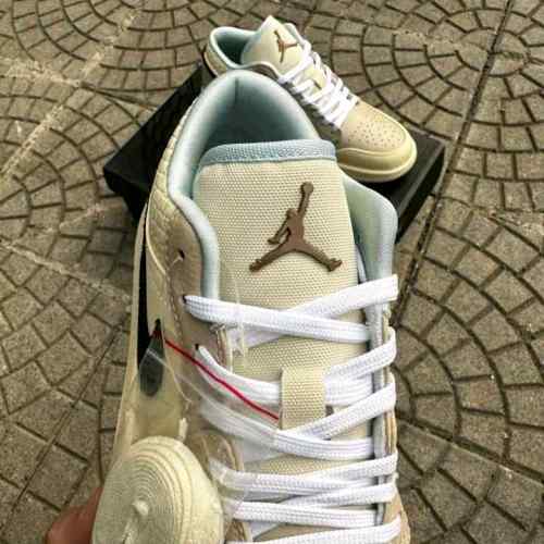 Nikee jordan retro 1low se sanddrift glacier blue