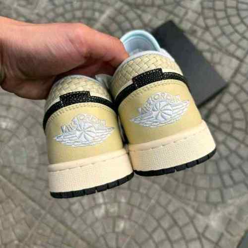 Nikee jordan retro 1low se sanddrift glacier blue