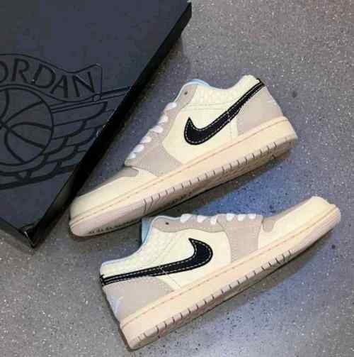 Nikee jordan retro 1low se sanddrift glacier blue
