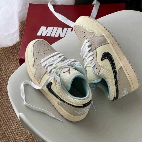 Nikee jordan retro 1low se sanddrift glacier blue