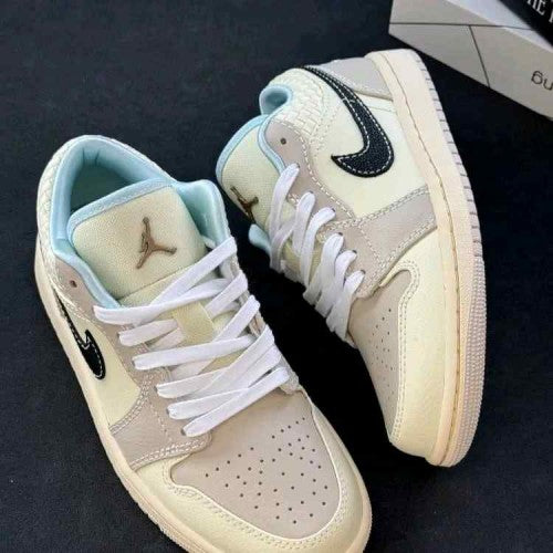 Nikee jordan retro 1low se sanddrift glacier blue