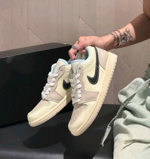 Nikee jordan retro 1low se sanddrift glacier blue