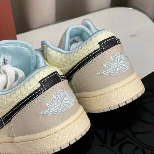 Nikee jordan retro 1low se sanddrift glacier blue