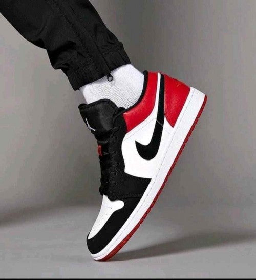 nikee jordan retro 1 low BLACK TOE