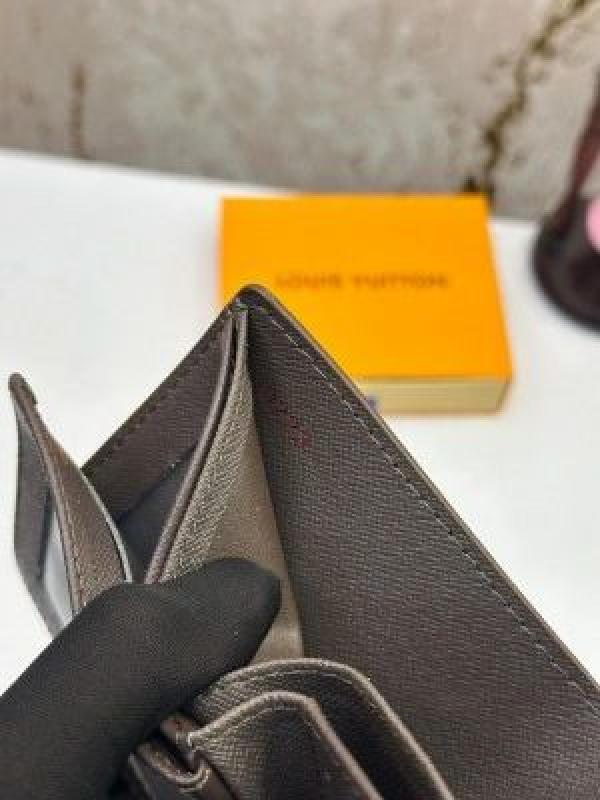 Loui_vuitton brown premium wallet with og box model no -28