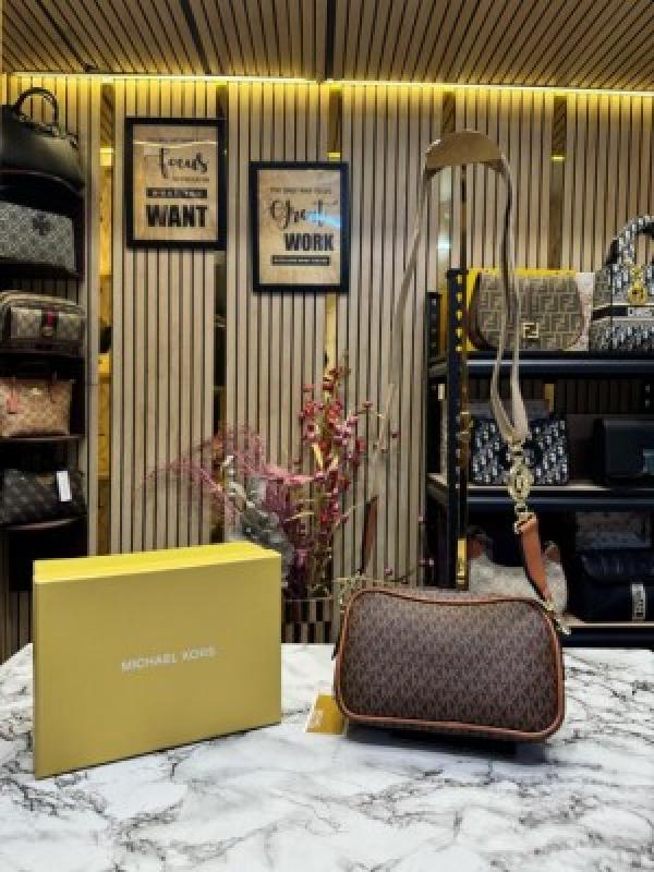 Michael Kor_s bradshaw brown monogram camera bag with og box and dust bag (V-60041)