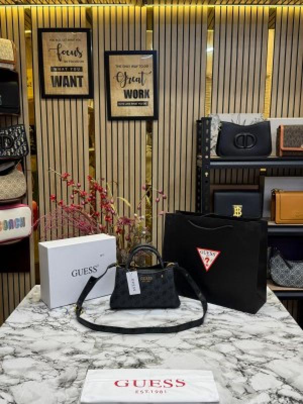 Guess Manhattan Shoulder Bag With Box And Dust Bag Including CarryBag (V2) (black)