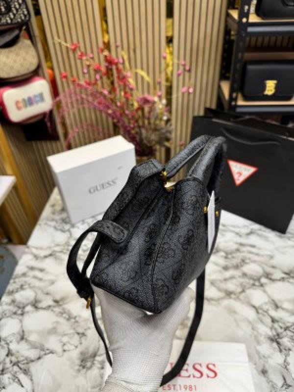 Guess Manhattan Shoulder Bag With Box And Dust Bag Including CarryBag (V2) (black)