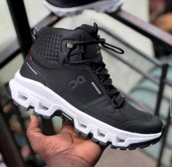 On Cloudrock 2 Mid Hiking Boot black white 656