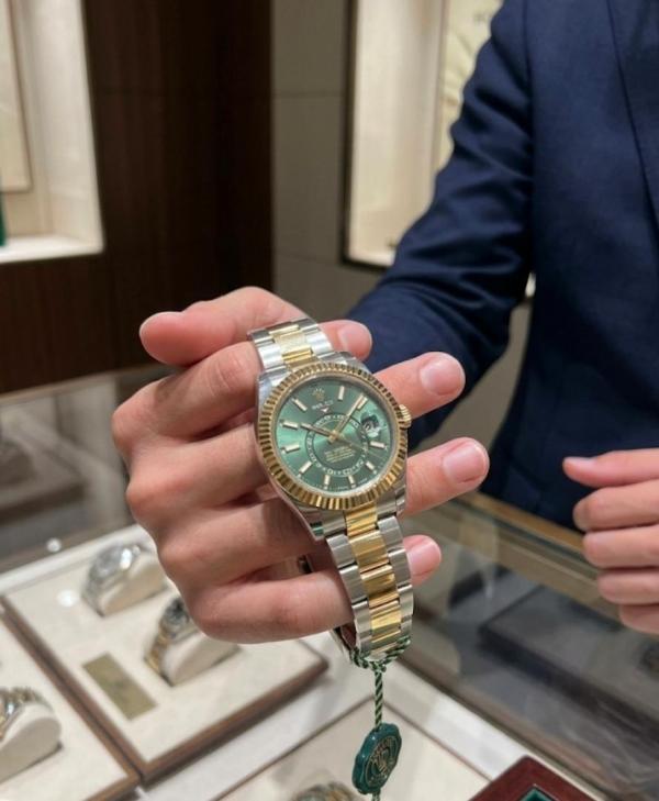 ROLE EX SKY DWELLER SWISS MOVEMENT WORKING LIKE AUTO 326