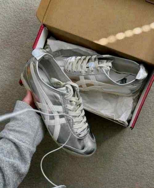 Onitsukkaa Tiger MEXICO 66 SILVER OFFf WHITE  for her fix