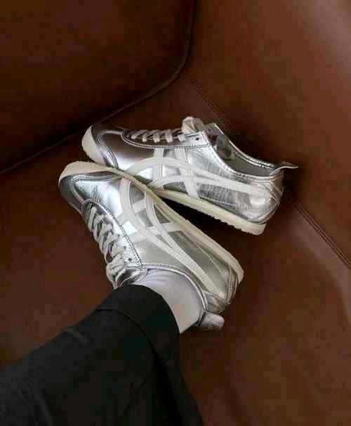 Onitsukkaa Tiger MEXICO 66 SILVER OFFf WHITE  for her fix