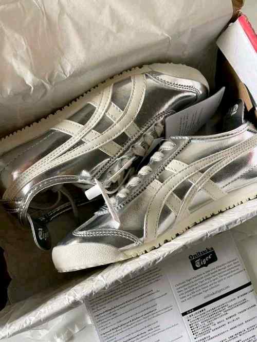 Onitsukkaa Tiger MEXICO 66 SILVER OFFf WHITE  for her fix