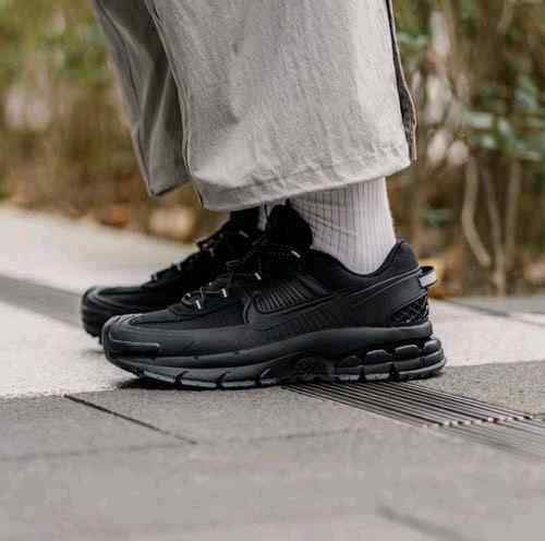 Nikkee Zoom Vomero Roam triple Black