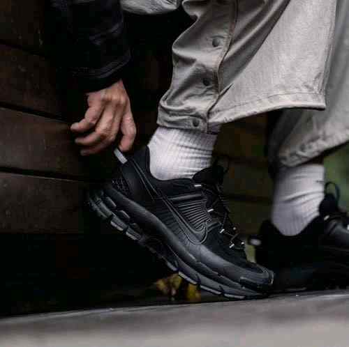 Nikkee Zoom Vomero Roam triple Black