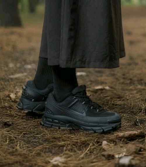 Nikkee Zoom Vomero Roam triple Black