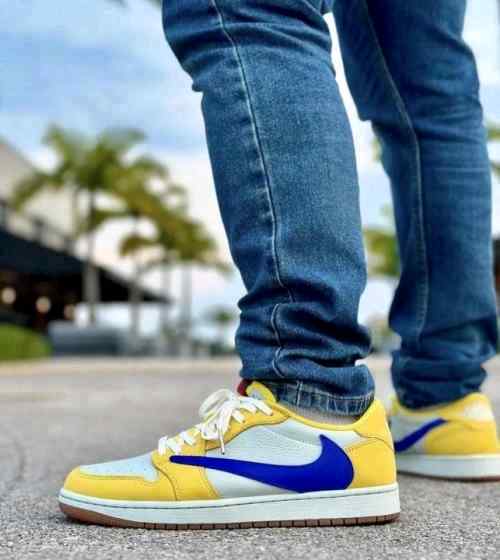 NIKkEE AIR JORDAN RETRO 1 LOW TRAVIS SCOTT CANARY