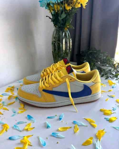 NIKkEE AIR JORDAN RETRO 1 LOW TRAVIS SCOTT CANARY