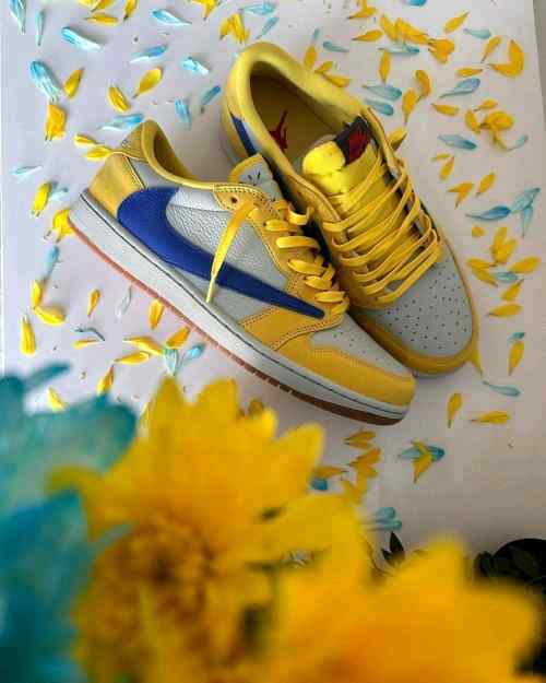 NIKkEE AIR JORDAN RETRO 1 LOW TRAVIS SCOTT CANARY
