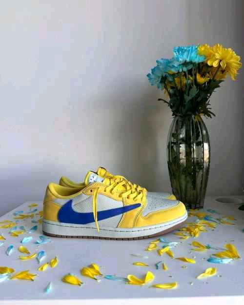 NIKkEE AIR JORDAN RETRO 1 LOW TRAVIS SCOTT CANARY