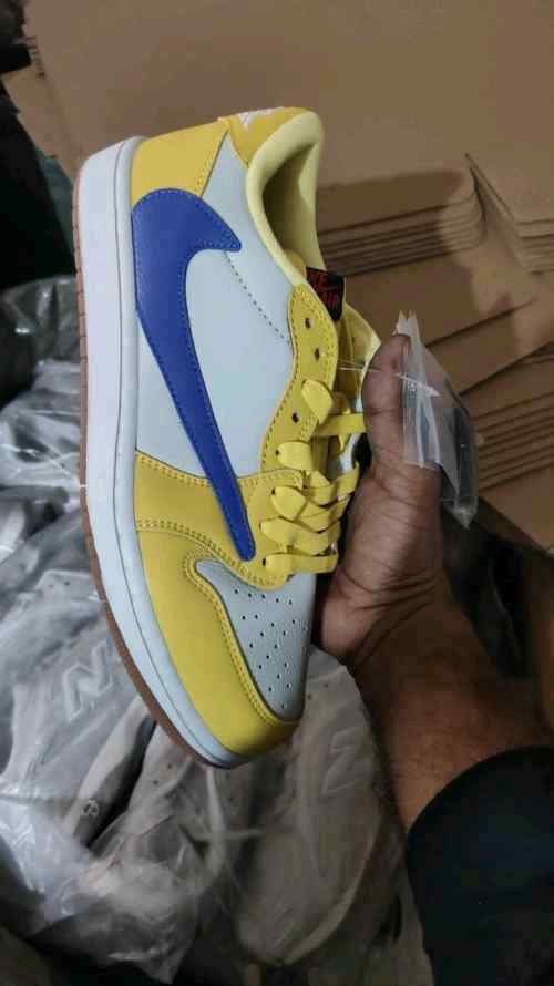 NIKkEE AIR JORDAN RETRO 1 LOW TRAVIS SCOTT CANARY