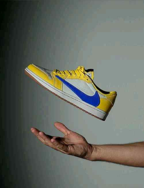 NIKkEE AIR JORDAN RETRO 1 LOW TRAVIS SCOTT CANARY