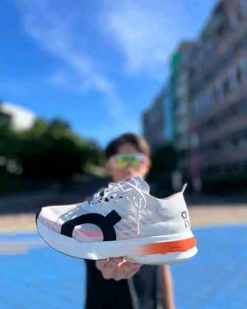 ON RUNNING CLOUD BOOM WHITE with cloud extra insole