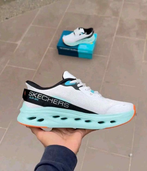 Skecherrss  MAX Cushioning Glide-Step - A Slip-ins in WhiteMulti