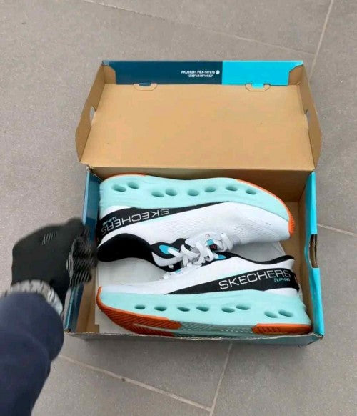 Skecherrss  MAX Cushioning Glide-Step - A Slip-ins in WhiteMulti