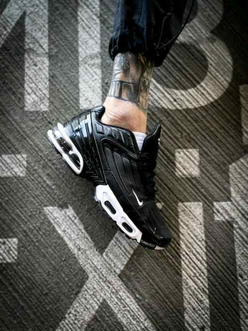 NIKkEE AIRMAX PLUS 3 TN BLACK WHITE