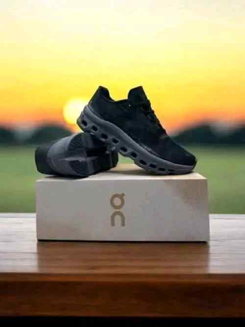 Running CloudMonster all Black Sneaker