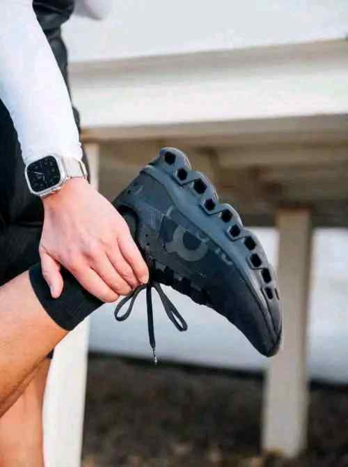 Running CloudMonster all Black Sneaker