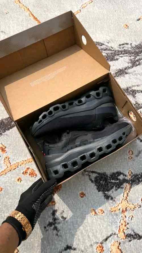 Running CloudMonster all Black Sneaker