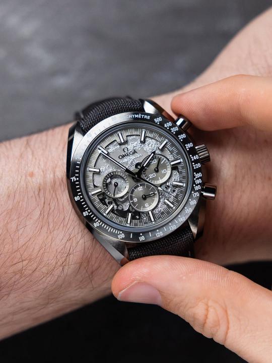 Omegg_a  Speedmaster Dark Side of the Moon