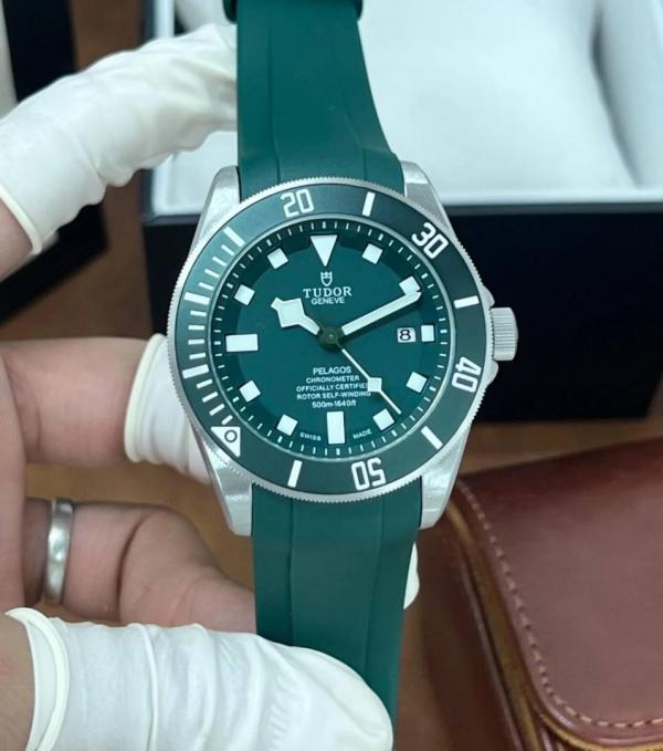 TUDO R PELAGOS RUBBER STRAP AUTOMATIC GREEN 247