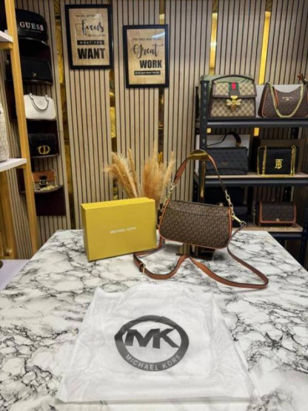 Michael Korrs Jet Set Charm Shoulder Bag With Box And Dust Bag (100809-Brown)