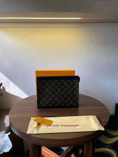 Louiis vuitton lv PREMIUM LEATHER Toiletry Messenger Pouch WITH OGBOX CARDS DUSTBAG TAGS