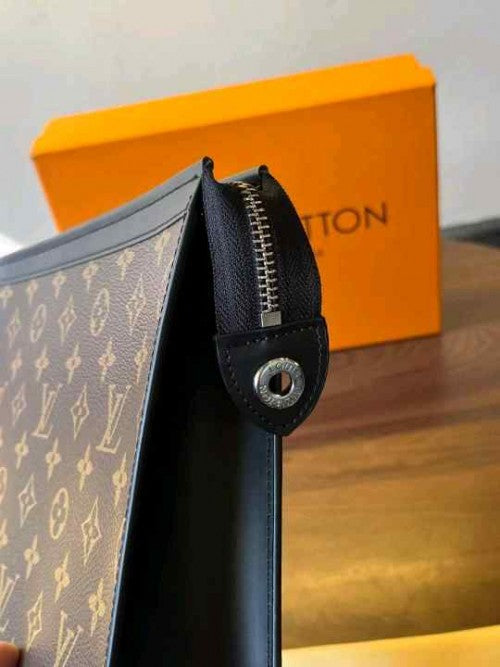 Louiis vuitton lv PREMIUM LEATHER Toiletry Messenger Pouch WITH OGBOX CARDS DUSTBAG TAGS