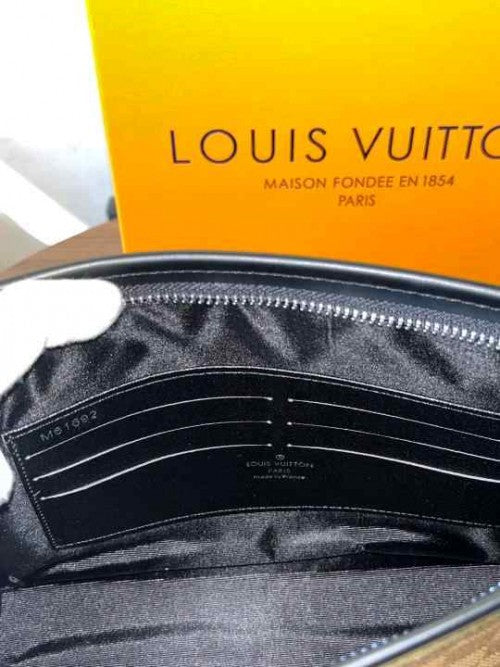 Louiis vuitton lv PREMIUM LEATHER Toiletry Messenger Pouch WITH OGBOX CARDS DUSTBAG TAGS