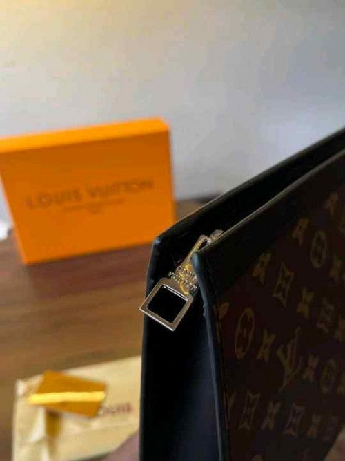 Louiis vuitton lv PREMIUM LEATHER Toiletry Messenger Pouch WITH OGBOX CARDS DUSTBAG TAGS