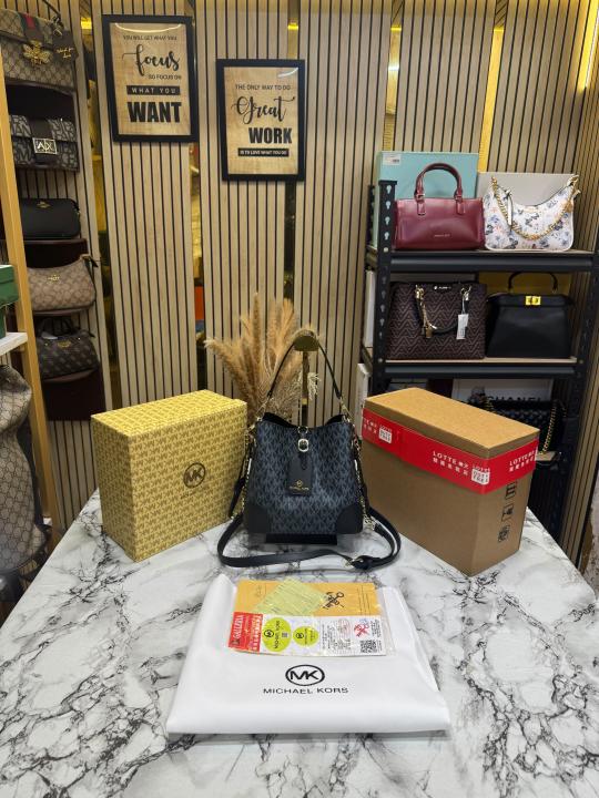Michael Kor Mk Mercer Signature Bucket Bag with Double Box And Dust Bag (Black) (60429)