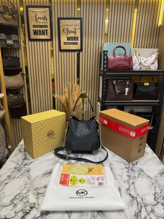 Michael Kor Mk Mercer Signature Bucket Bag with Double Box And Dust Bag (Black) (60429)
