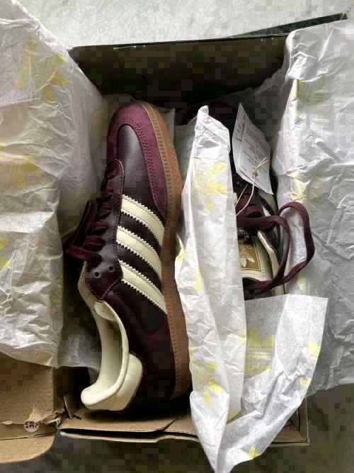 Adidaass Samba OG Maroon for her fix