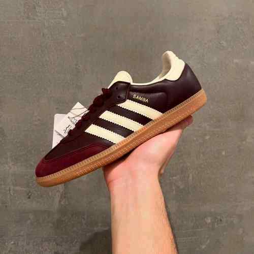 Adidaass Samba OG Maroon for her fix