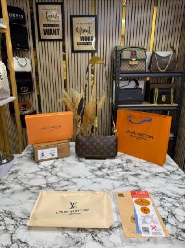 louiis vuitton pochette with double box and dust bag including carry bag (green-m44840)