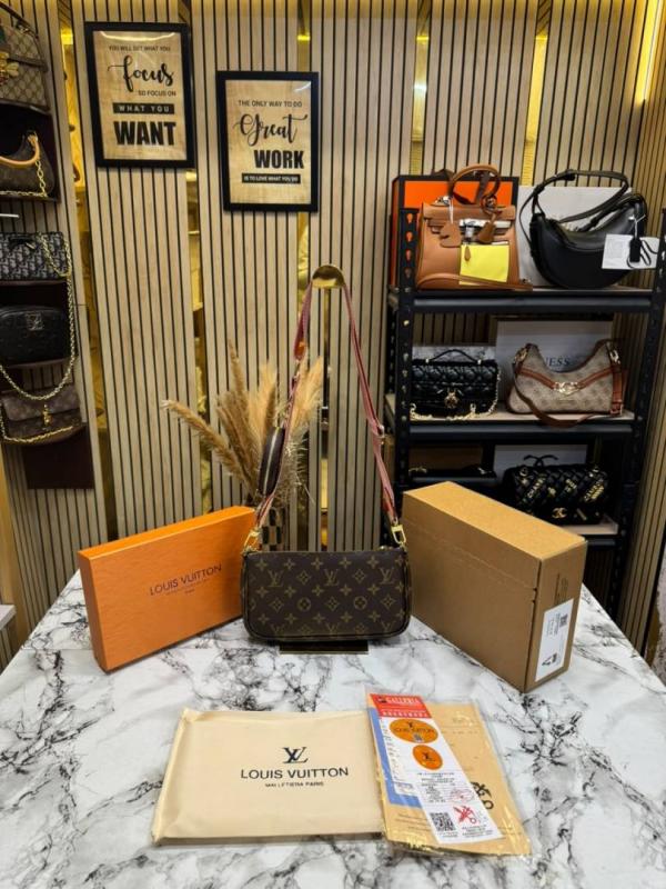Louiis Vuitton pochette with double box and dust bag including carry bag (pink m44840)